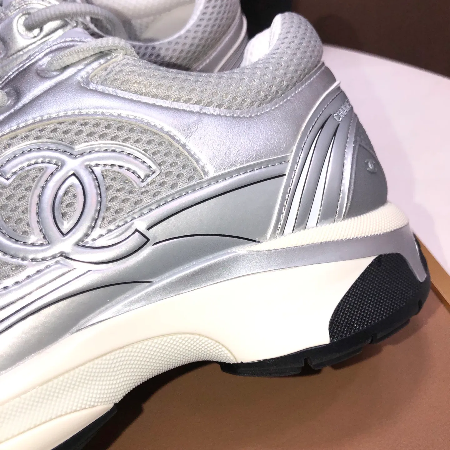 Men's shoes💰600💰【CHANEL】(Chanel couple's model)👩‍❤️‍💋‍👨The latest all-season shoes🔥🔥The ultimate derivative model. Not only are you more fashionable on your feet, but wearing flat shoes can also lengthen your overall body shape ~ "Features" The simple upper is paired with conspicuous small fragrant cloth strips, which is fashionable and high-end. 💕💕Selected Chanel fabric for the upper, comfortable and soft fabric lining available in 5 colors 🐎Size: (women's 35-39, customized 40. Men's 38-44, customized 45)